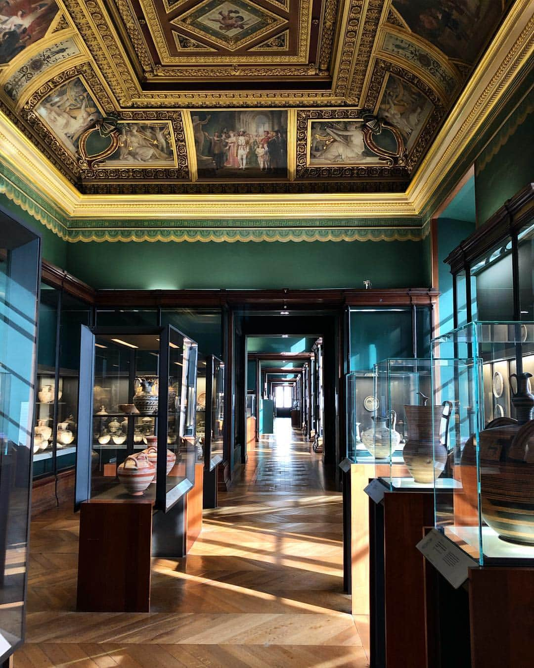 ルーブル美術館さんのインスタグラム写真 - (ルーブル美術館Instagram)「. 🇫🇷 Jeux d’ombres et de lumières dans la galerie Campana en ce mardi, #JourDeFermeture du musée ✨ - ⚠ Demain, mercredi 1er mai, le musée sera exceptionnellement fermé. Merci de votre compréhension, et bonne fête du travail ! 🙂 - 🌎 Light and shadow in the Galerie Campana on this Tuesday, museum’s #ClosingDay ✨ - ⚠ Tomorrow, on Wednesday May 1, the museum will be closed because of the Labor Day. Thank you for your understanding. - 📷 © Musée du Louvre / Maëlys Feunteun . . . #MuséeDuLouvre #Louvre #LouvreMuseum」5月1日 0時57分 - museelouvre