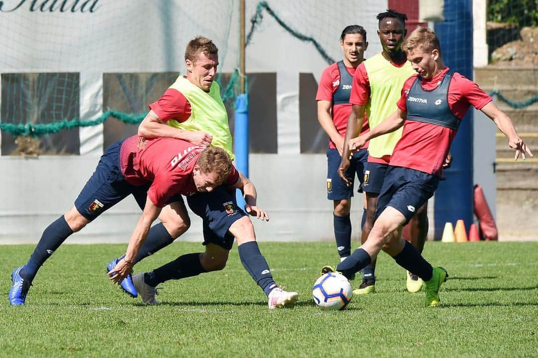 ジェノアCFCさんのインスタグラム写真 - (ジェノアCFCInstagram)「🔴🔵 Grande traffico a centrocampo durante la partitella che ha chiuso il primo allenamento della settimana. ⚽️」5月1日 0時58分 - genoacfc