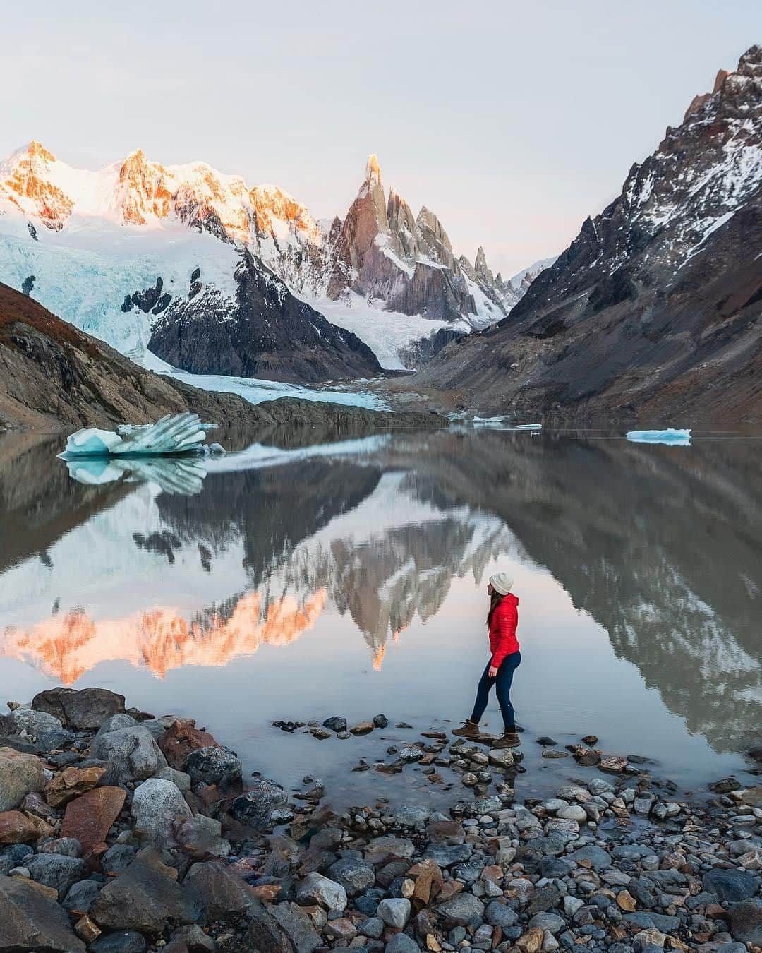 エディー・バウアーさんのインスタグラム写真 - (エディー・バウアーInstagram)「Trail tip: pack the right waterproof jacket for your lakeside hike. We recommend our BC Sandstone Stretch jacket.  #WhyIHike #LiveYourAdventure 📷: @angelaliggs」5月1日 1時00分 - eddiebauer