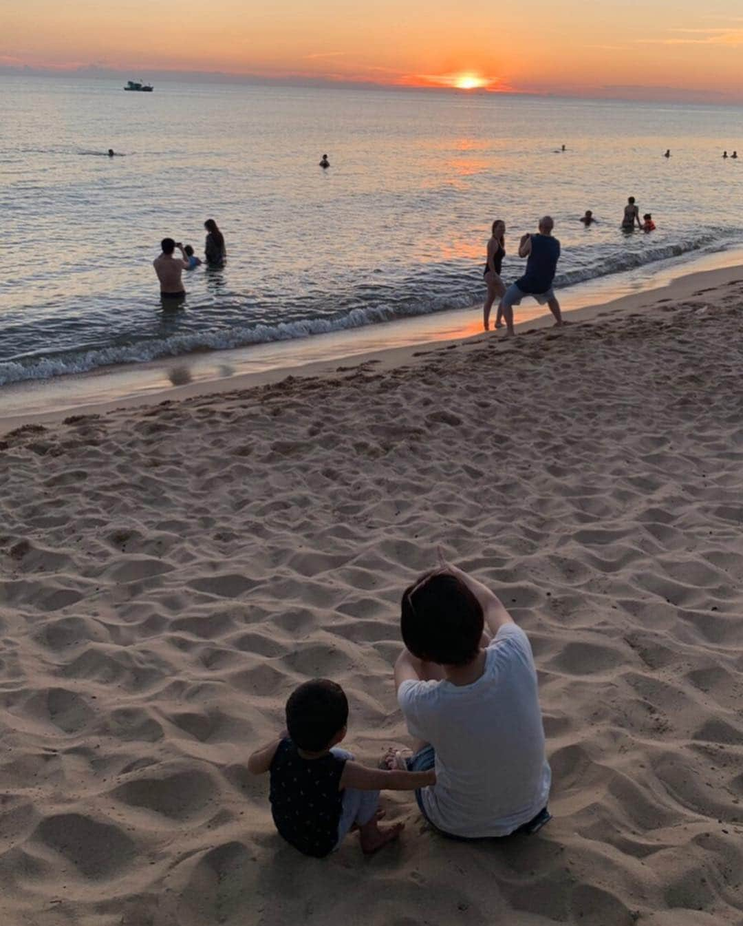 倉田亜味さんのインスタグラム写真 - (倉田亜味Instagram)「フーコックの夕焼け  #ベトナム #フーコック #フーコック島  #フーコック島の夕日  #フーコック島旅行  #フーコックリゾート  #夕日 #夕日の写真  #夕焼け #夕焼けlove  #息子  #男の子 #男の子ママ  #1歳10か月  #砂浜 #ビーチ #砂浜が綺麗  #ビーチリゾート  #平成最後 #平成最後の日 #そして #令和 #令和よろしく  #倉田あみ」5月1日 1時00分 - kurata_amigram