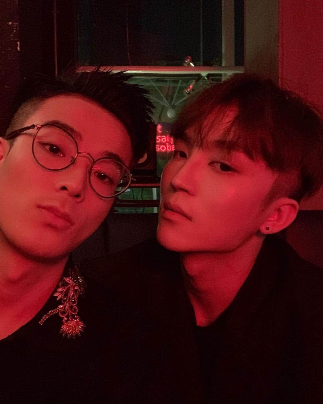 JiweiJWさんのインスタグラム写真 - (JiweiJWInstagram)「Have a drink with my dearest old friend  #six #years #friendship」5月1日 1時14分 - jiweijw