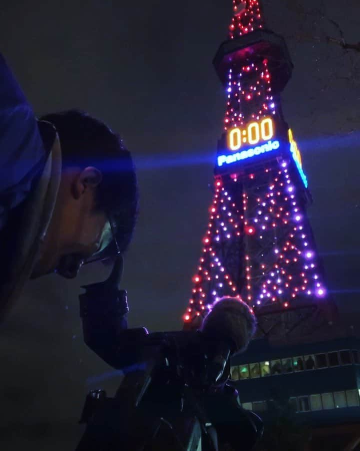 福田太郎のインスタグラム：「🗼よろしく令和🗼 さっぽろテレビ塔のカウントダウン！ 23時59分になると、ライトアップが消え 1秒ごとに灯りがついて… 歓喜と共に、新元号を迎えました！  からの、新時代への決意を街頭インタビュー🎤 『令和』やってやるぞ！という気持ちになります。 共にがんばりましょう！  よろしく #令和 #飛び出せ新時代 #令和元年 ありがとう #平成 #さっぽろテレビ塔 無事イベントを成功させ、ホッと胸を撫で下ろした 職員の方が、わざわざ「ありがとう！」 と言いに来てくださいました。 いえいえ、こちらこそですよ〜！ #良い画 撮れました。」