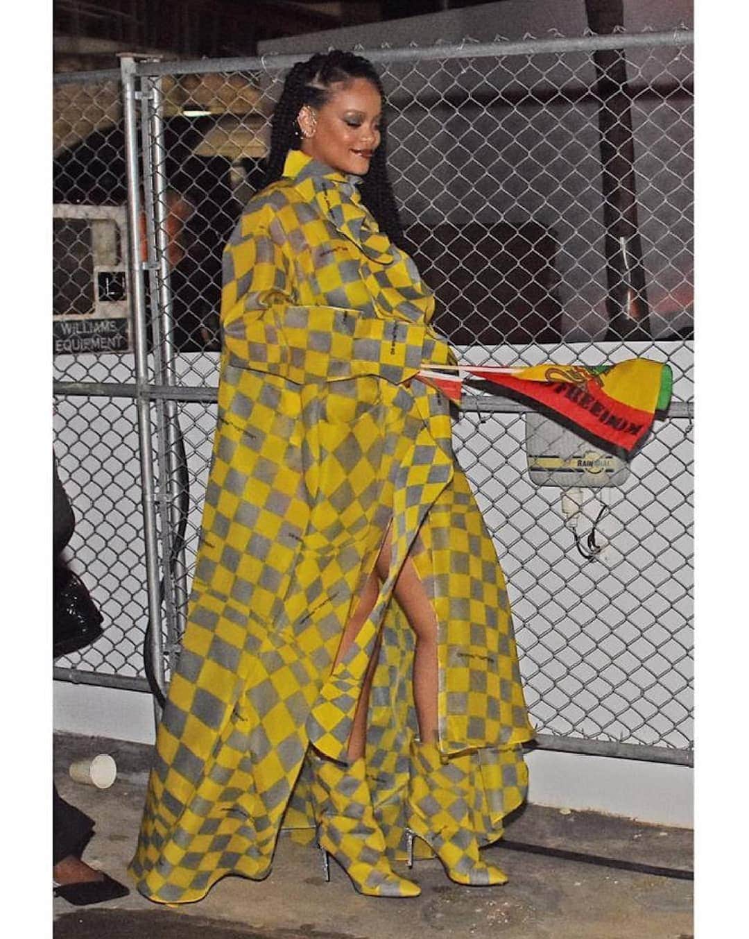 OFF-WHITE C/O VIRGIL ABLOHさんのインスタグラム写真 - (OFF-WHITE C/O VIRGIL ABLOHInstagram)「@badgalriri wearing fw19 Off-White™ checked dress and boots.」5月1日 1時16分 - off____white