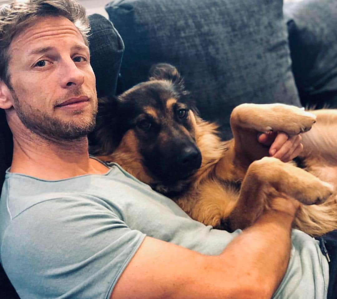 ジェンソン・バトンさんのインスタグラム写真 - (ジェンソン・バトンInstagram)「Last good luck cuddle from my boy Bentley before I head off to Fuji (Japan) for the 2nd round of Super GT Champs👊🏽. It’s Golden week so should be an epic weekend of action and support. . . . . . . . #1 #100 #supergt #honda #nsx #teamkunimitsu #raybrig」5月1日 1時18分 - jensonbutton