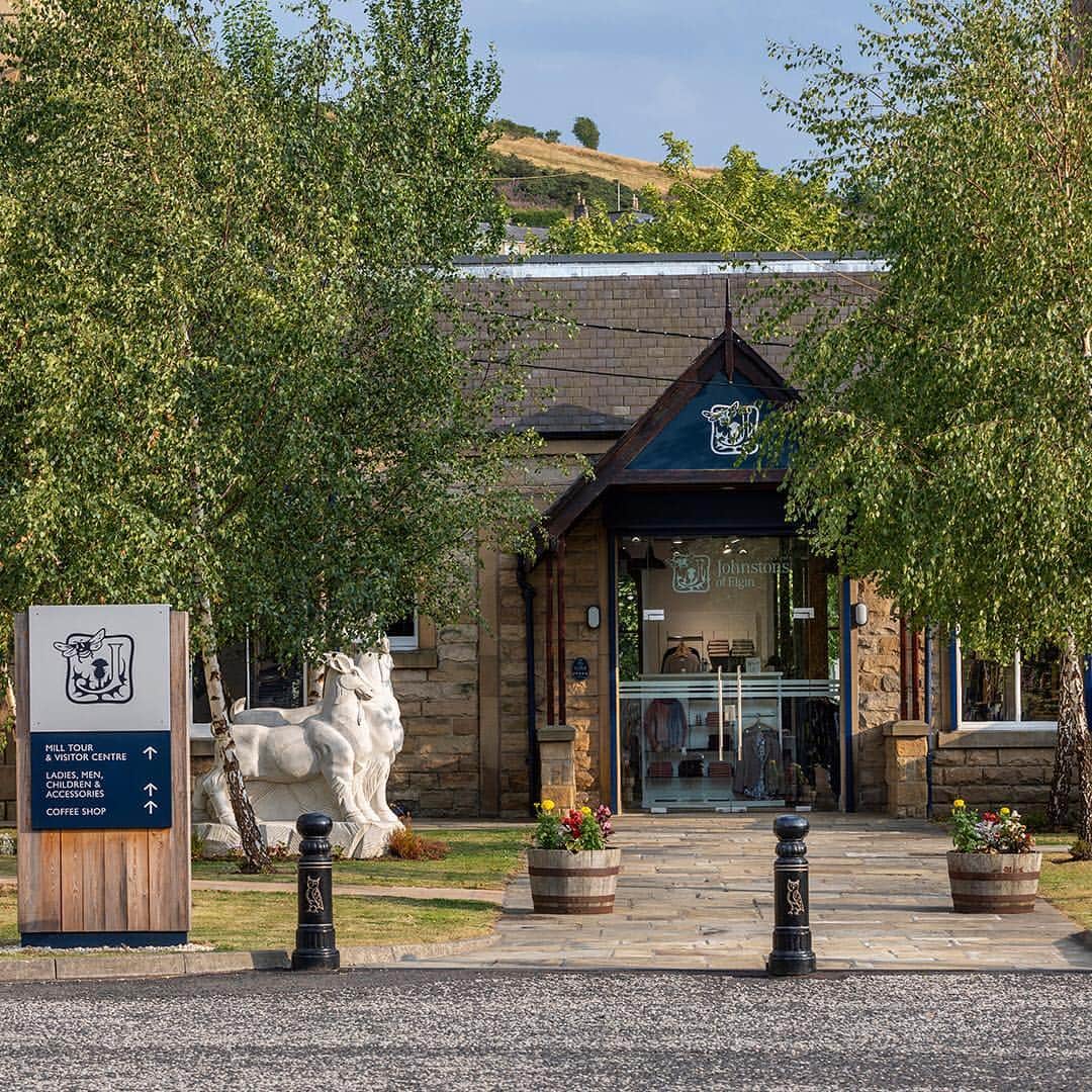 Johnstonsさんのインスタグラム写真 - (JohnstonsInstagram)「Located in the beautiful Scottish Borders, on the banks of the river Teviot, stands our Hawick mill. In the 1980s we opened our knitwear factory in Hawick, the heart of Scottish knitwear, with a staff of 8. 40 years later we are the largest independent employer in the town, with a staff of approximately 300.」5月1日 1時25分 - johnstonsofelgin