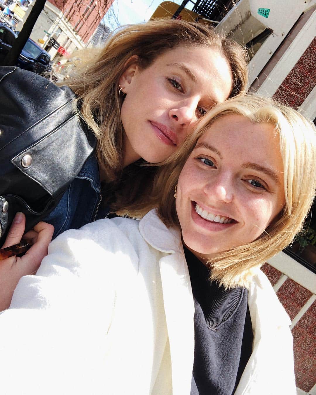 Estée Lalondeのインスタグラム：「That moment when your schedules finally allow you to hang - @leighdelollis 💗」