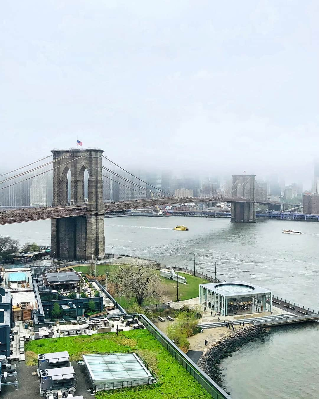 ヨハネス・ヒューブルさんのインスタグラム写真 - (ヨハネス・ヒューブルInstagram)「Office with a view #foginthecity #notsummerready #confusingweather」5月1日 1時27分 - johanneshuebl