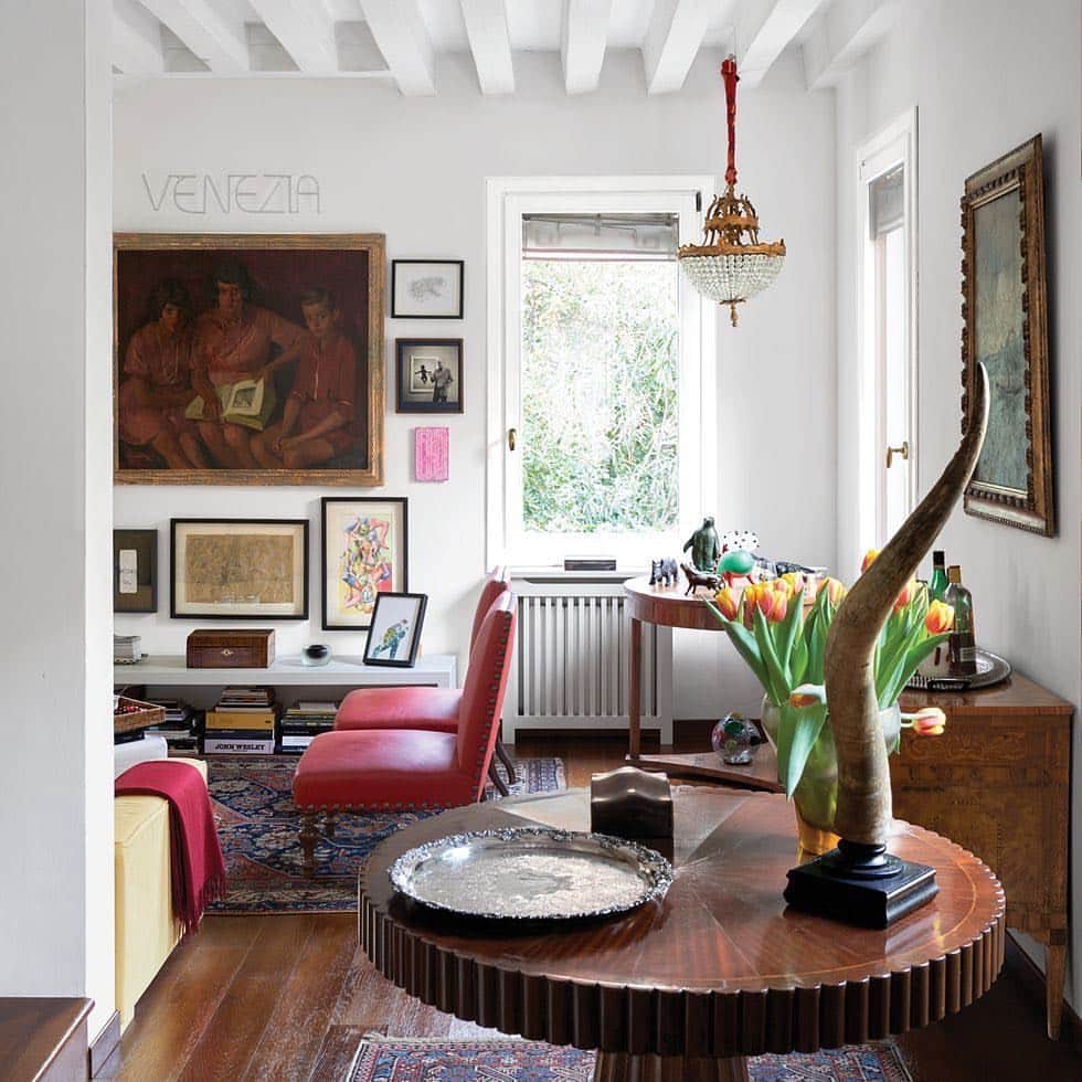 ELLE DECORさんのインスタグラム写真 - (ELLE DECORInstagram)「“I never think of this place as finished,” says jeweler @antoniamiletto of her three-story home in Venice’s Santa Croce neighborhood. Filled with an eclectic mix of family antiques and modern curiosities, the 16th-century townhouse is a testament to how Miletto's jewelry designs inform her approach to decorating. In the second-floor living room, an antique buffalo horn is set on a circa-1800 table. The neoclassical chandelier is French, and the large painting is a 1925 portrait of Miletto’s grandmother and her siblings by Giuseppe Montanari. Click the link in bio for the full tour, as seen in our May 2019 issue. Photography by James Merrel」5月1日 1時28分 - elledecor