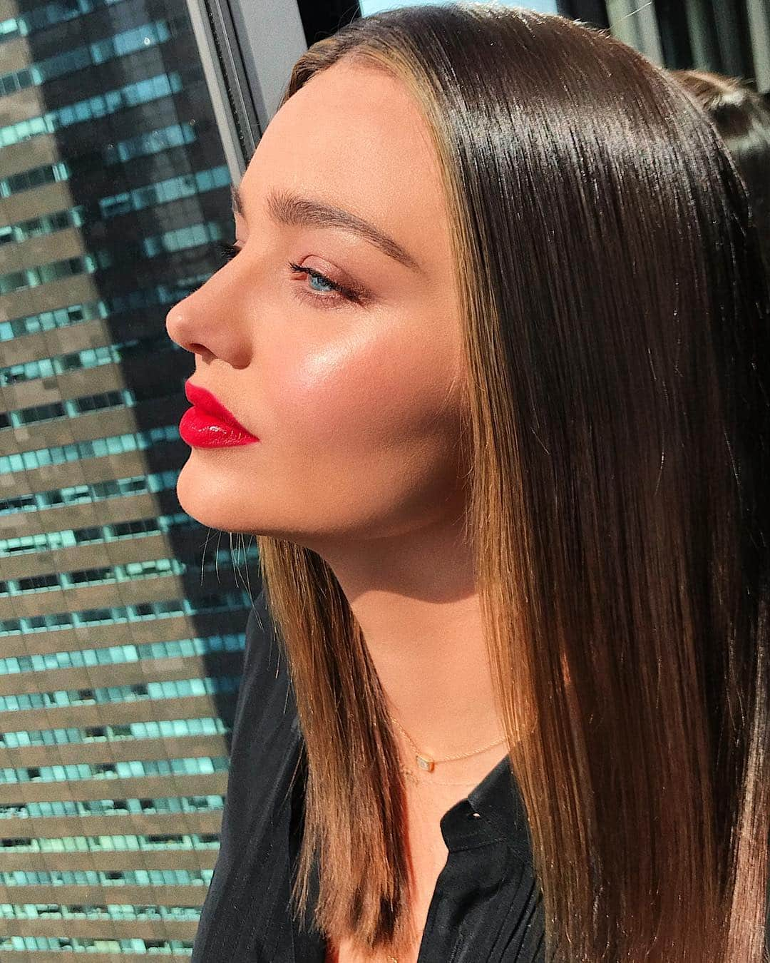 Hung Vanngoさんのインスタグラム写真 - (Hung VanngoInstagram)「It’s gonna be May!✨⚡️💫 @mirandakerr ❤️. 💇 @harryjoshprotools 💄 @hungvanngo」5月1日 1時32分 - hungvanngo