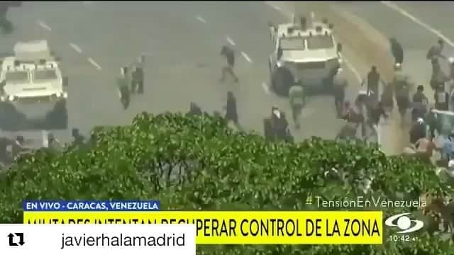 Michelle Lewinのインスタグラム：「Esta es la situación actual en Venezuela! #Repost @javierhalamadrid with @get_repost ・・・ Y así es como esbirros de Maduro le pasan por encima a manifestantes con las tanquetas. Compartan este video, que el mundo vea estas cosas #Javierhalamadrid」