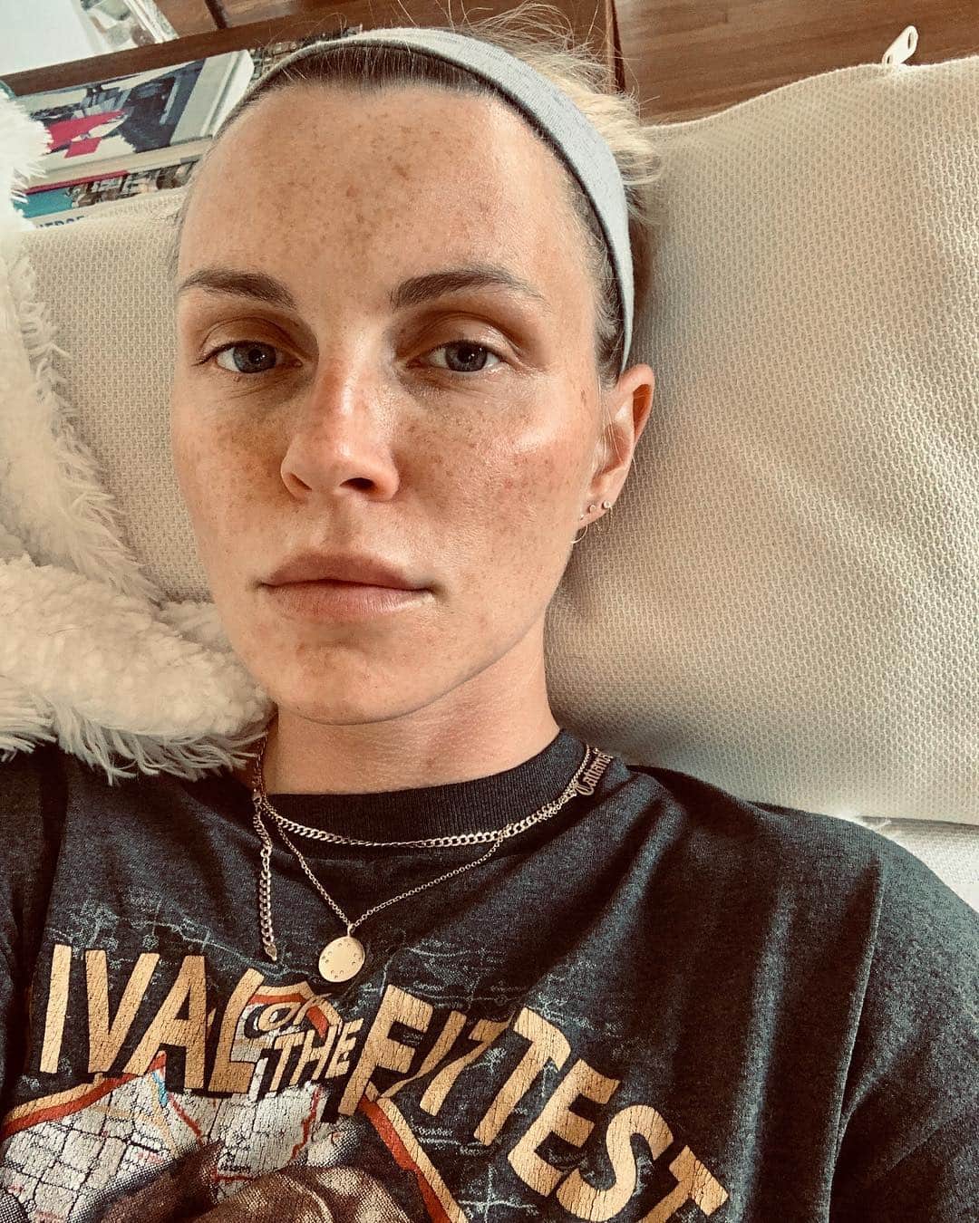 フィービー・ダールのインスタグラム：「No make up. This is the first time in ages that I’ve felt comfortable enough with my skin to leave the house with no make up. I’ve struggled with cystic acne for over a decade and finally with the right products, care, lots of water and taking really good care of myself - my skin is healing!! This lovely lady helped get me there with her magical healing hands @amez.skinworship at @skinworshipofficial. #skinworship」
