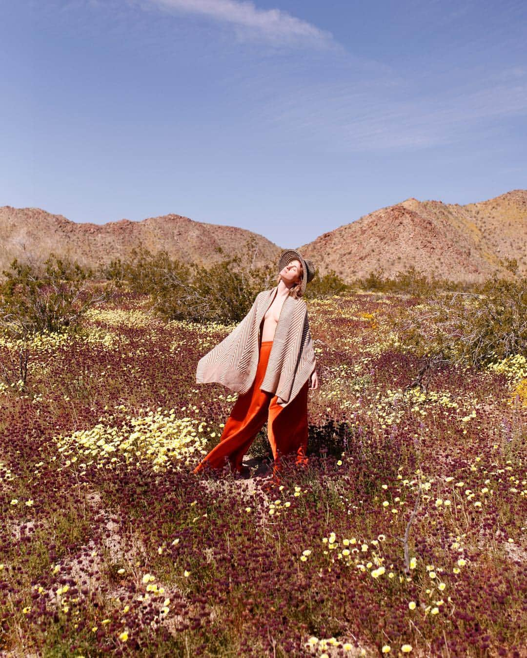 マイラ・ダルブサイオさんのインスタグラム写真 - (マイラ・ダルブサイオInstagram)「Searching for sun ✨ @taylorstepien in @madebyvoz, Joshua Tree, CA, 2019 #gooutside #makeportraits #superbloom #springsprung」5月1日 1時48分 - myladalbesio