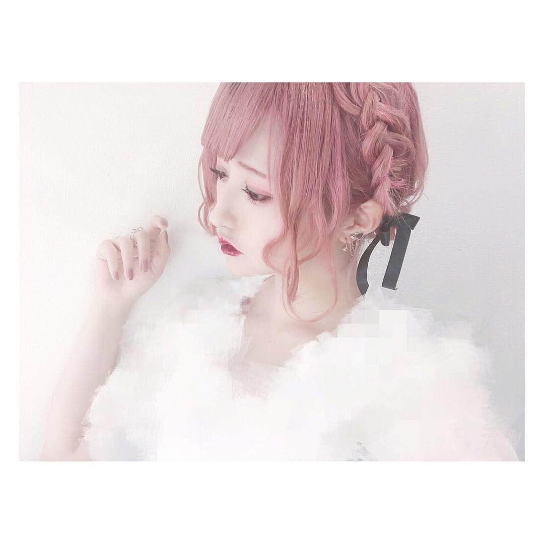 胡桃兎愛のインスタグラム：「ピンクアッシュにしてティンセルもつけてもらった！！ 3箇所付けてもらったので、髪の毛キラキラしてて可愛い！ とあみくるでお揃いにしてもらったヨ❤︎」