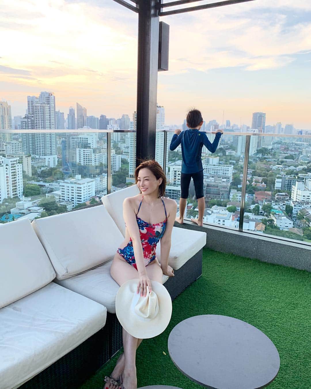のインスタグラム：「バンコクの空が何となく綺麗だった今日。  得した気分になりました。  この時期は プールの水が暖かくて温泉のよう♨️ 昼間は無理だけど、夕方はBEST!  バンコク生活、最高だなw  ありがとう✨Bangkok  #バンコク #bangkok #バンコク生活 #バンコクライフ #バンコク美容#バンコク美容室#beauty #バンコク暮らし #バンコク子育て  #cafe #カフェ #ママ#ママライフ #海外移住 #海外移住シングルマザー #シングルマザー#シングルマザーの子育て #タイ在住#タイ駐在 #バンコク旅行 #バンコクカフェ #バンコクカフェ巡り #バンコク駐在妻 #バンコク駐妻 #pool#プール」