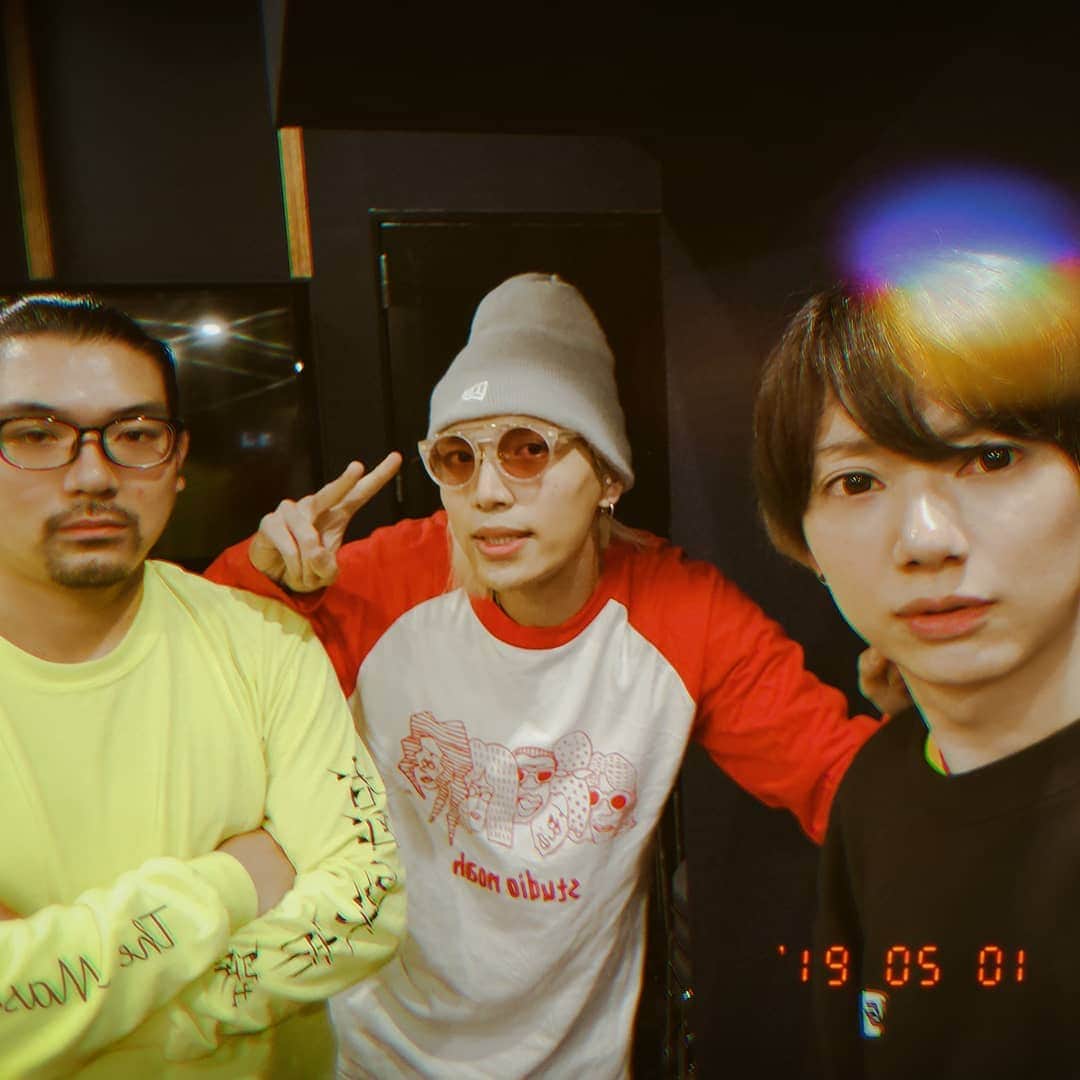 のインスタグラム：「ミギミミ3周年配信ライブありがとうございました😍😍😍 スタジオライブってみんなの反応も見れないし、どんなもんかと思ってやってみたけど、始まったらメンバーの熱も上がってきてとても良い感触のライブやれました！  令和を最高のスタートで迎えることができました😀😀😀 帰ったら自分がどんなだったかアーカイブ見ないと🙂  アーカイブは期間限定で見れるので、みれなかった人もぜひミギミミのスタジオライブ見てね。URLは同じとこで見れます👍  #Migimimisleeptight  #studio #studiolive #3rdanniversary  #令和」