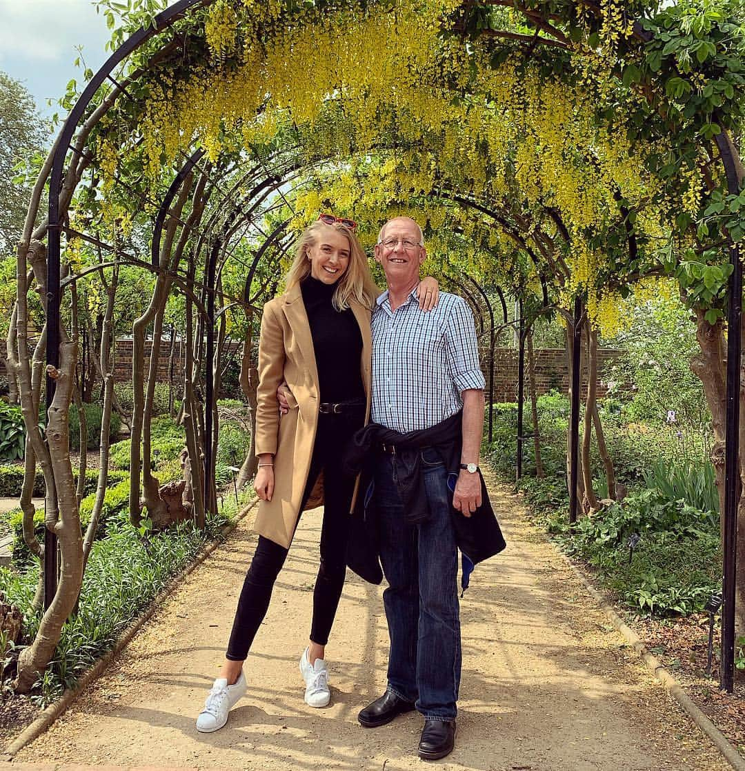 Zanna Van Dijkさんのインスタグラム写真 - (Zanna Van DijkInstagram)「A bloomin lovely family day out 🌸 But seriously, shoutout to my parents for raising me to be a nature nerd 🤓 For as long as I can remember they have dragged me on weekly country hikes, made me have picnics in the rain, had me looking through binoculars at different birds and asked me to name trees based on their leaves 🍁 When I was young I fought back, claiming I didn’t care. But it turns out it’s rubbed off on me eventually and here I am at 26 years old enthusiastically naming all the spring blooms as we walked through @kewgardens together🌷 So thank you mum and dad for raising me to connect with and care for our beautiful home and the wildlife that lives within it 🌎 I know I’m pretty tall now (understatement of the year) but I’m still your little girl, I hope I can do you proud 💙 #kewgardens #naturenerd #plantlover #horticulture #familytime #happydays」5月1日 1時53分 - zannavandijk