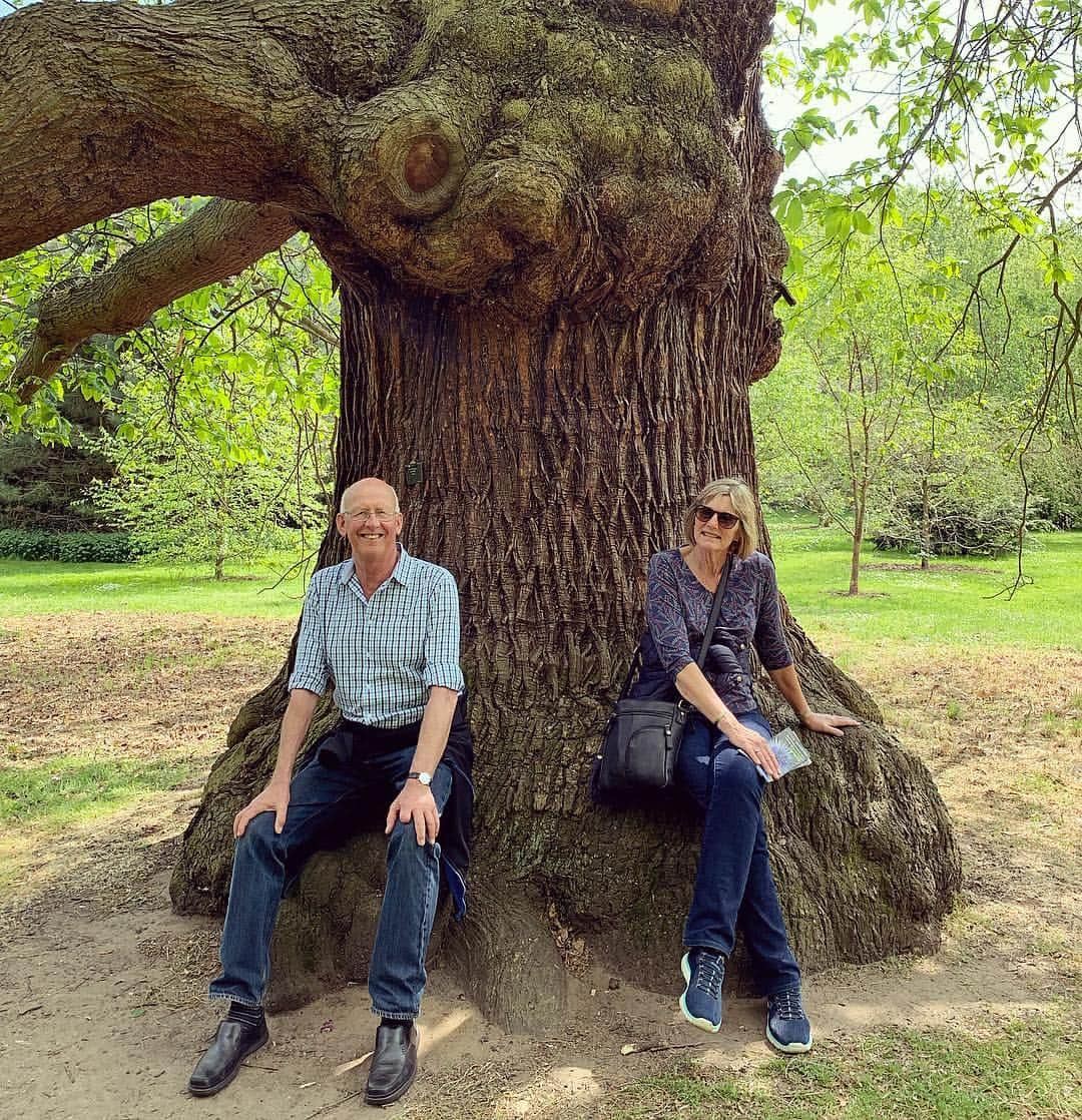 Zanna Van Dijkさんのインスタグラム写真 - (Zanna Van DijkInstagram)「A bloomin lovely family day out 🌸 But seriously, shoutout to my parents for raising me to be a nature nerd 🤓 For as long as I can remember they have dragged me on weekly country hikes, made me have picnics in the rain, had me looking through binoculars at different birds and asked me to name trees based on their leaves 🍁 When I was young I fought back, claiming I didn’t care. But it turns out it’s rubbed off on me eventually and here I am at 26 years old enthusiastically naming all the spring blooms as we walked through @kewgardens together🌷 So thank you mum and dad for raising me to connect with and care for our beautiful home and the wildlife that lives within it 🌎 I know I’m pretty tall now (understatement of the year) but I’m still your little girl, I hope I can do you proud 💙 #kewgardens #naturenerd #plantlover #horticulture #familytime #happydays」5月1日 1時53分 - zannavandijk