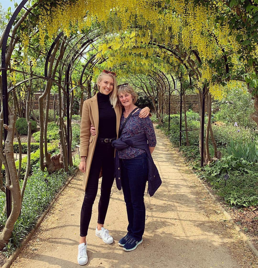 Zanna Van Dijkさんのインスタグラム写真 - (Zanna Van DijkInstagram)「A bloomin lovely family day out 🌸 But seriously, shoutout to my parents for raising me to be a nature nerd 🤓 For as long as I can remember they have dragged me on weekly country hikes, made me have picnics in the rain, had me looking through binoculars at different birds and asked me to name trees based on their leaves 🍁 When I was young I fought back, claiming I didn’t care. But it turns out it’s rubbed off on me eventually and here I am at 26 years old enthusiastically naming all the spring blooms as we walked through @kewgardens together🌷 So thank you mum and dad for raising me to connect with and care for our beautiful home and the wildlife that lives within it 🌎 I know I’m pretty tall now (understatement of the year) but I’m still your little girl, I hope I can do you proud 💙 #kewgardens #naturenerd #plantlover #horticulture #familytime #happydays」5月1日 1時53分 - zannavandijk