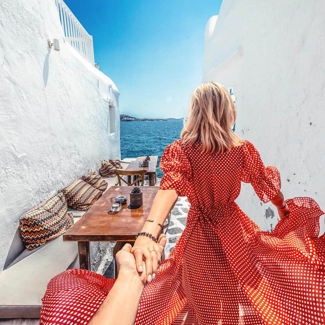 Murad Osmannのインスタグラム：「#Followmeto the little streets of Mykonos with @natalyosmann . Who loves Greece as we do? Went there for the first time ever last year. What are you favorite places in Greece? ❍❍❍❍❍ #следуйзамной по улочкам острова Миконос. Кто так же как и мы любит Грецию? В том году мы были первый раз. Какие ваши любимые места там?」