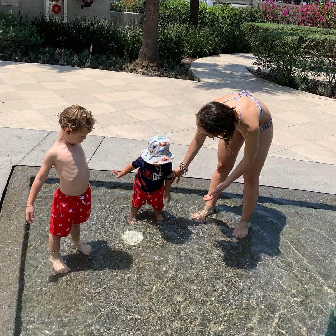 ミゲル・ラジュンのインスタグラム：「Feliz día a mis torbellinos y a la niña mayor, gracias por seguir llenando de felicidad esta casa, y por esos momentos divertidos llenos de risas. 😍😘 . ¡Feliz Día del niño a todos! #diadelniño #familia」
