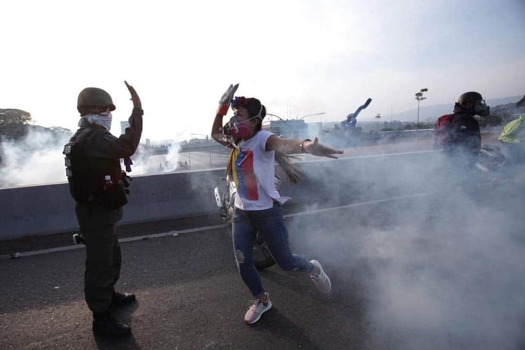 ホセフ・マルティネスのインスタグラム：「🇻🇪 Libres 😡😡」