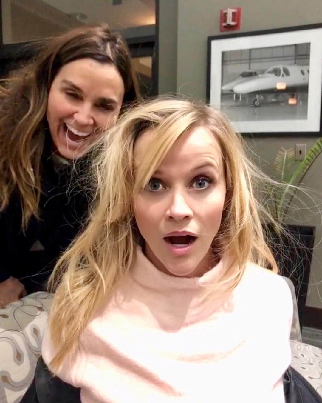 リース・ウィザースプーンさんのインスタグラム写真 - (リース・ウィザースプーンInstagram)「Is there anything better than being great friends with your hairstylist?! I can’t say enough thank you’s to @lonavigi for always making me feel so beautiful and cared for! 💁🏼‍♀️Not only is she the best hairstylist but she is ALSO the most kind, supportive , creative and fun-loving person I know.💓 How much do you love your hairstylist? #hairstylistappreciationday」5月1日 2時05分 - reesewitherspoon