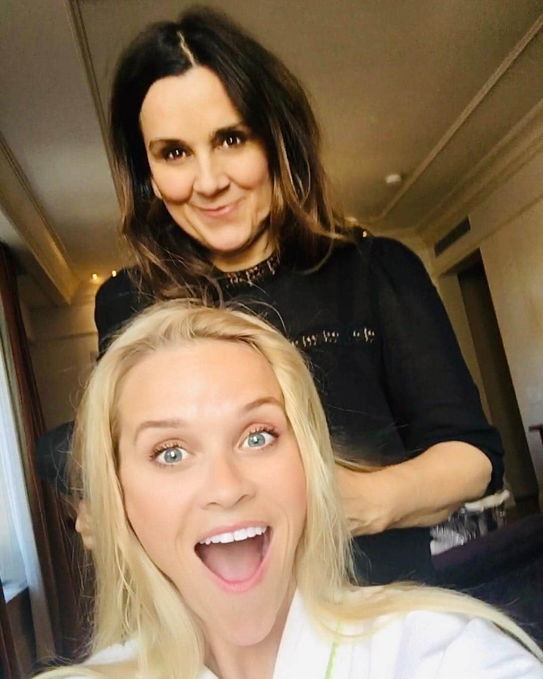 リース・ウィザースプーンさんのインスタグラム写真 - (リース・ウィザースプーンInstagram)「Is there anything better than being great friends with your hairstylist?! I can’t say enough thank you’s to @lonavigi for always making me feel so beautiful and cared for! 💁🏼‍♀️Not only is she the best hairstylist but she is ALSO the most kind, supportive , creative and fun-loving person I know.💓 How much do you love your hairstylist? #hairstylistappreciationday」5月1日 2時05分 - reesewitherspoon