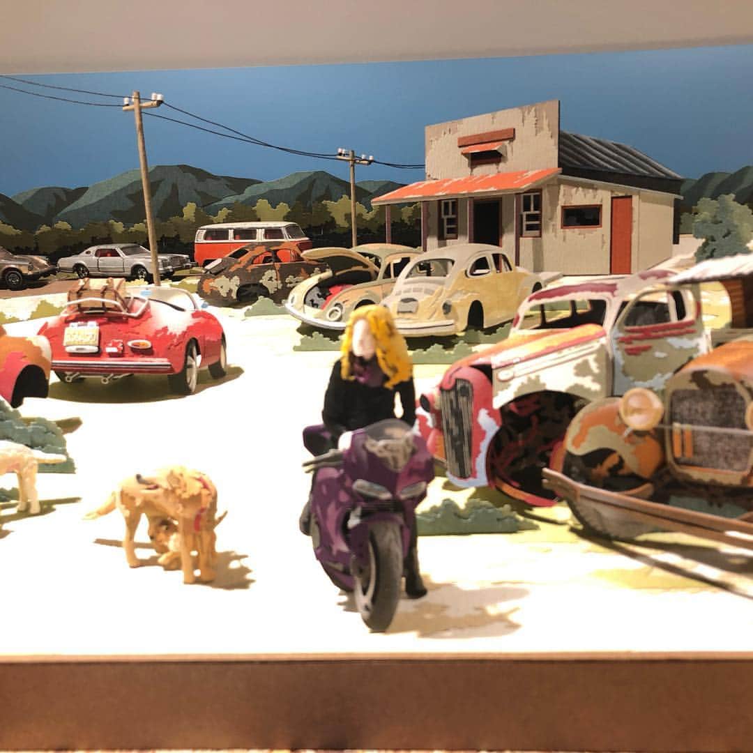 アンジェラ佐藤さんのインスタグラム写真 - (アンジェラ佐藤Instagram)「先日札幌ファクトリーで開催中の「tomica展｣にお邪魔しましたー！  子供の頃よくトミカのミニカー使ってお人形遊びとかしたなあ～(懐)(´▽`) ﾊﾊﾊ 「大人も楽しめる」をテーマにしたプレミアムなトミカの展覧会でした！ 同じ事務所のペーパーアーティスト「太田隆司」さんのトミカとコラボした作品“トミカ×アート”が展示されております！ 紙で全てを表現する太田さんの作品ですが、私はリアリティある奥行きや立体感や質感よりも、人々の何気無い ふっ、とした動作や顔の角度が大好きで、見てると心が何故か暖かくなります。なんかノスタルジーを感じるのですよ(´﹀｀) 今回は太田さんの作品にトミカのミニカーが違和感なく見事に溶け込んでるトコロが見どころです！ 「tomica展｣ は5月6日(月)までサッポロファクトリールームとアトリウムで開催されてますよ！  是非みなさまＧＷは札幌ファクトリーにお越しくださいませっ･:*｡･:*≡(　_•ω•)_。  #太田隆司 #ペーパーアーティスト #トミカ展 #札幌ファクトリー」5月1日 2時05分 - angela_satou