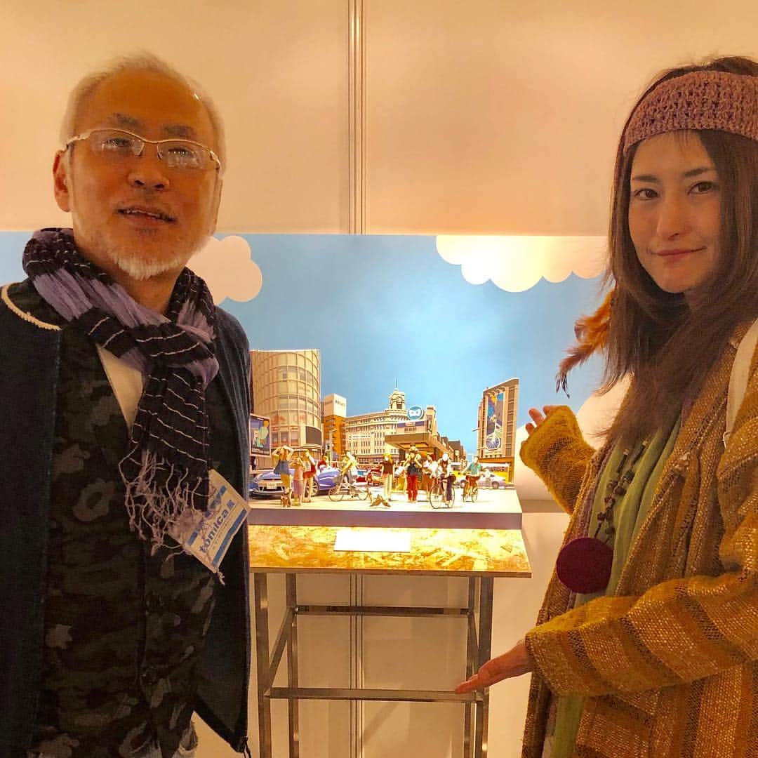 アンジェラ佐藤さんのインスタグラム写真 - (アンジェラ佐藤Instagram)「先日札幌ファクトリーで開催中の「tomica展｣にお邪魔しましたー！  子供の頃よくトミカのミニカー使ってお人形遊びとかしたなあ～(懐)(´▽`) ﾊﾊﾊ 「大人も楽しめる」をテーマにしたプレミアムなトミカの展覧会でした！ 同じ事務所のペーパーアーティスト「太田隆司」さんのトミカとコラボした作品“トミカ×アート”が展示されております！ 紙で全てを表現する太田さんの作品ですが、私はリアリティある奥行きや立体感や質感よりも、人々の何気無い ふっ、とした動作や顔の角度が大好きで、見てると心が何故か暖かくなります。なんかノスタルジーを感じるのですよ(´﹀｀) 今回は太田さんの作品にトミカのミニカーが違和感なく見事に溶け込んでるトコロが見どころです！ 「tomica展｣ は5月6日(月)までサッポロファクトリールームとアトリウムで開催されてますよ！  是非みなさまＧＷは札幌ファクトリーにお越しくださいませっ･:*｡･:*≡(　_•ω•)_。  #太田隆司 #ペーパーアーティスト #トミカ展 #札幌ファクトリー」5月1日 2時05分 - angela_satou