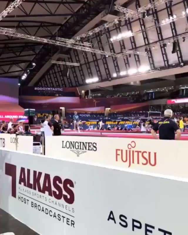ジャジ・バルボサのインスタグラム：「#miss #Doha2018 #gymnastics @ozoneleos @cbginastica @caixa 🖤」