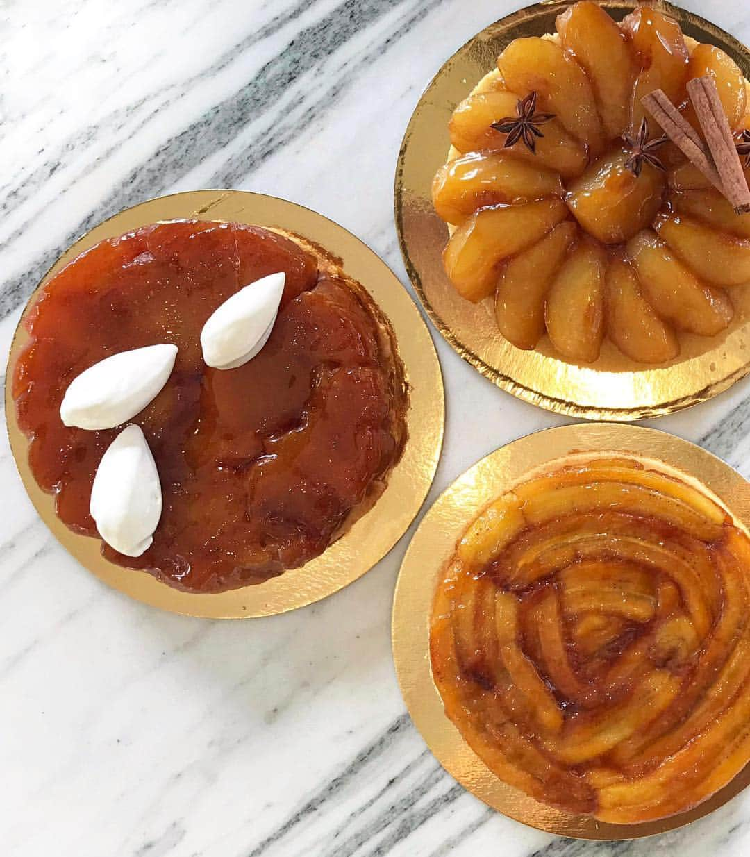 DOMINIQUE ANSEL BAKERYさんのインスタグラム写真 - (DOMINIQUE ANSEL BAKERYInstagram)「Dessert at our @189bydominiqueansel Frites Fête 🍟 on May 17 & 18, three different kinds of tartes tatin to choose from: Fuji Apple with Calvados, Passion Fruit-Caramelized Banana, and Spiced Bartlett Pear, slowly caramelized until golden, set atop buttery sablé Breton and served with a dollop of crème fraîche. And there’s unlimited fries, cheesy gougères, your pick of steak frites, moules frites, or Maitake mushroom frites, and more. Reservations are live now at @Opentable and DominiqueAnselLA.com.  @latimesfood @lafoodbowl #31daysoffood #fritesfete #189byDominiqueAnsel」5月1日 2時06分 - dominiqueansel