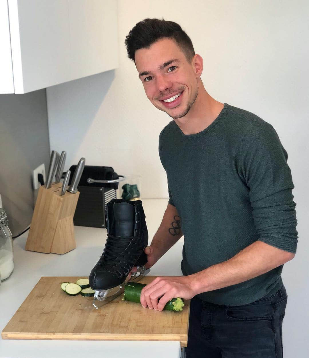 ヨリック・ヘンドリックスさんのインスタグラム写真 - (ヨリック・ヘンドリックスInstagram)「Hope your zucchini isn’t mini! 🥒 How do you chop your veggies?  Homemade meals before practice are the best! 🥦🥒🍅🥕#vegetablesarethenewsneakers #prpl #figureskating #skates #blades #vegtables #zucchini」5月1日 2時09分 - jorik.hendrickx