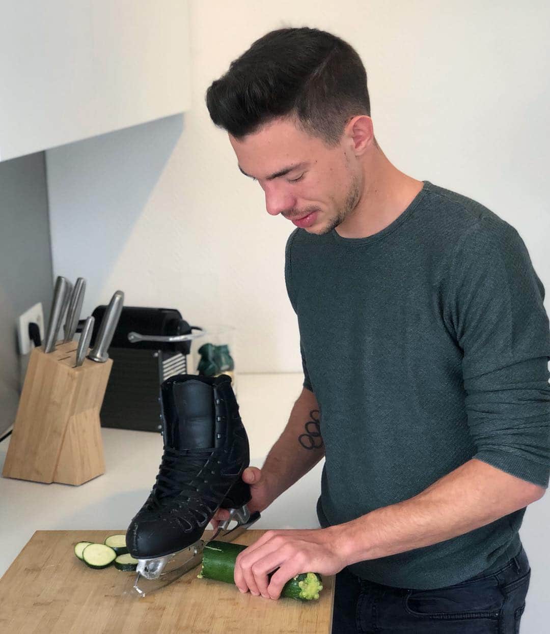 ヨリック・ヘンドリックスさんのインスタグラム写真 - (ヨリック・ヘンドリックスInstagram)「Hope your zucchini isn’t mini! 🥒 How do you chop your veggies?  Homemade meals before practice are the best! 🥦🥒🍅🥕#vegetablesarethenewsneakers #prpl #figureskating #skates #blades #vegtables #zucchini」5月1日 2時09分 - jorik.hendrickx