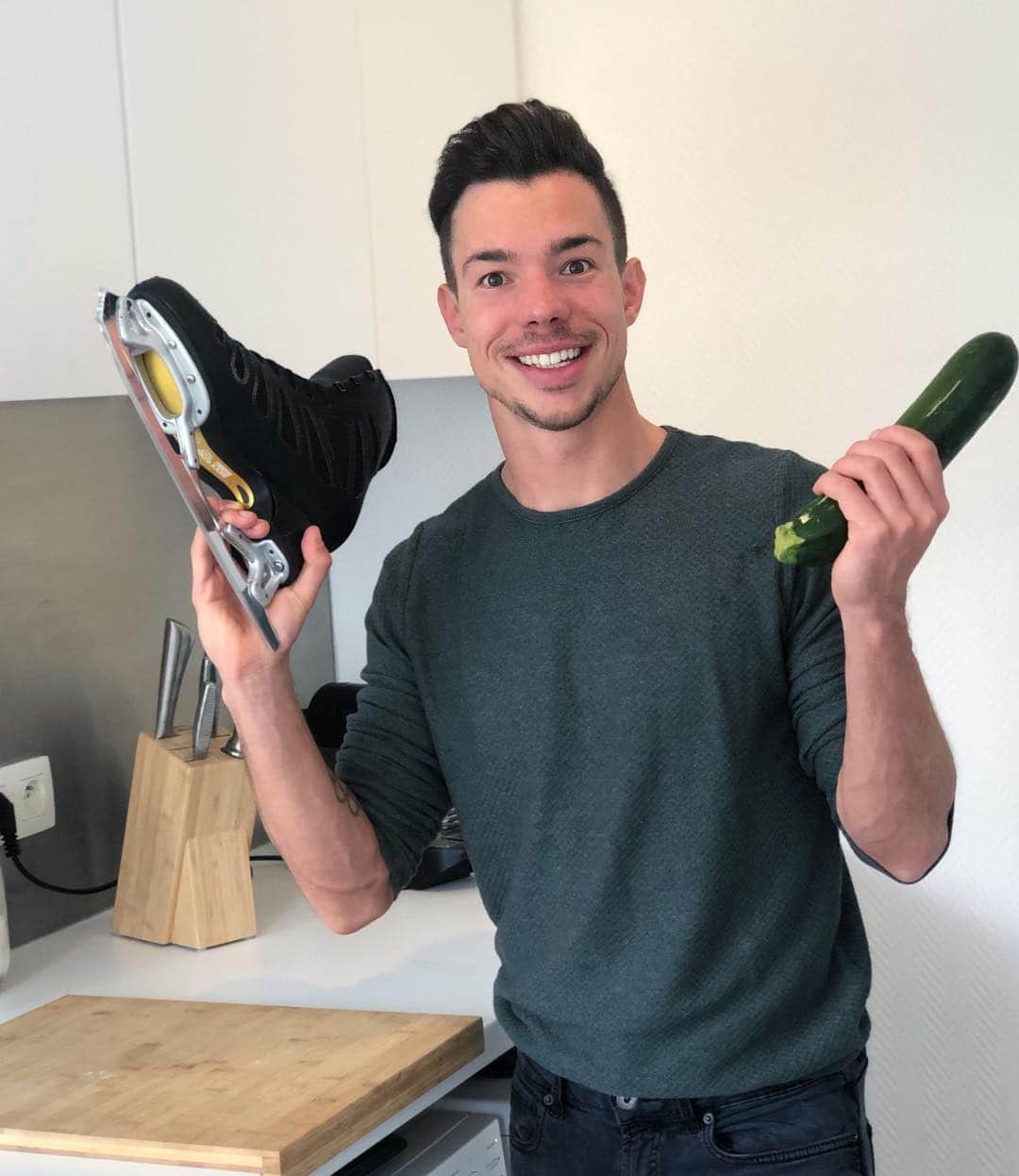 ヨリック・ヘンドリックスさんのインスタグラム写真 - (ヨリック・ヘンドリックスInstagram)「Hope your zucchini isn’t mini! 🥒 How do you chop your veggies?  Homemade meals before practice are the best! 🥦🥒🍅🥕#vegetablesarethenewsneakers #prpl #figureskating #skates #blades #vegtables #zucchini」5月1日 2時09分 - jorik.hendrickx