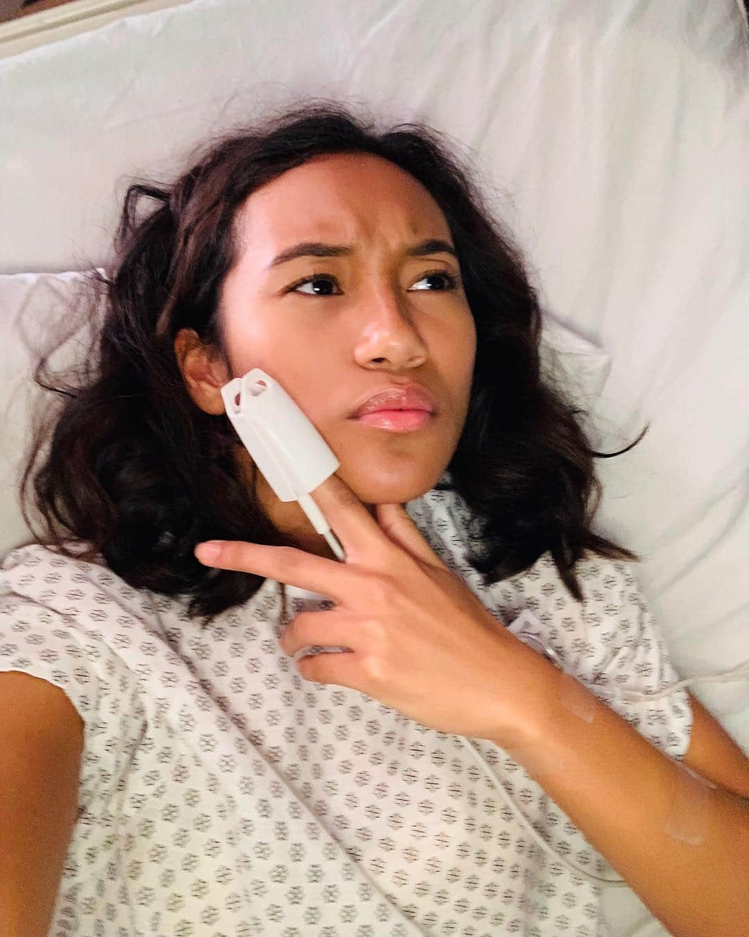 プリティ・リトル・ライアーズさんのインスタグラム写真 - (プリティ・リトル・ライアーズInstagram)「Hospital gown. But make it fashion. #PLLThePerfectionists」5月1日 2時11分 - prettylittleliars