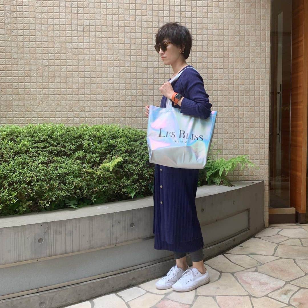 Yukarisuminoさんのインスタグラム写真 - (YukarisuminoInstagram)「今日も楽チンコーデでお出かけして来ます！ ニットワンピースとロングカーディガンのセットアップがすごく便利です。バラバラでも着られるし、ぱぱっと着ちゃえばなんとなくサマになる。 . ニットワンピース @styledeli_official  スニーカー @converse_jp  アクセサリー #レスブリス . #アラフォーママ #アラフォーファッション #ママファッションプチプラ #ママスタイル #ママさんと繋がりたい #ママスタグラム #ワーキングママ #コーディネート #アラフォーコーディネート #アラフォーママコーデ #コーデ女子 #locari #jマダムのおしゃれ #春コーデ #ロングカーディガン #ニットワンピース #ニットワンピースコーデ #ネイビーコーデ #ネイビーコーディネート」5月1日 13時09分 - yukarisumino