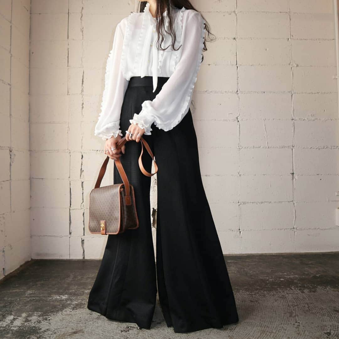 吉祥寺 古着屋 Orfeoのインスタグラム：「Raffled Blouse × Flared Pants  #orfeo #kichijoji #tokyo #vintage #used #fashion #coordinate #outfits  掲載商品のお問い合わせはメールにて承っております。コメント、DMでのお問い合わせは受け付けておりませんのでご了承ください。」