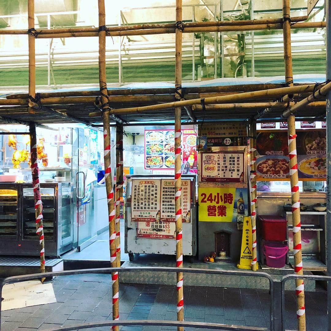 オカモト"MOBY"タクヤさんのインスタグラム写真 - (オカモト"MOBY"タクヤInstagram)「灣仔「美食園林餐廳」。24時間営業、海鮮からパイナップルパンまで守備範囲広すぎる最高な食堂。香港深夜族には有難い。サンミゲル( #生力 )大瓶22HKD(=￥320)だし。 #アガる香港 #日本香港観光年」5月1日 11時40分 - moby_scoobiedo