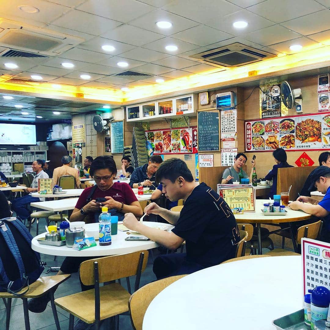 オカモト"MOBY"タクヤさんのインスタグラム写真 - (オカモト"MOBY"タクヤInstagram)「灣仔「美食園林餐廳」。24時間営業、海鮮からパイナップルパンまで守備範囲広すぎる最高な食堂。香港深夜族には有難い。サンミゲル( #生力 )大瓶22HKD(=￥320)だし。 #アガる香港 #日本香港観光年」5月1日 11時40分 - moby_scoobiedo
