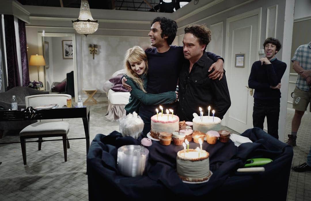 メリッサ・ラウシュのインスタグラム：「You know you work with wonderful and extremely thoughtful people when they celebrate your June birthday along with today’s birthdays (@kunalkarmanayyar @sanctionedjohnnygalecki ) because you won't be together when it comes around this summer. 📸 by the lovely and talented: @ansleyrix」