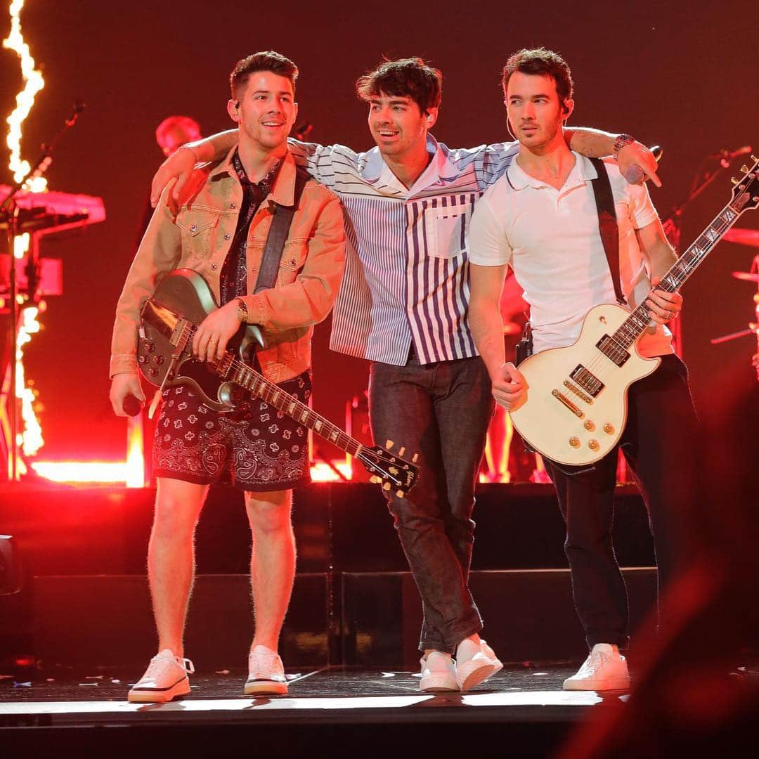 E! Onlineさんのインスタグラム写真 - (E! OnlineInstagram)「Happiness Begins with the Jonas Brothers rehearsing for the #BBMAs, and our 2009 self is LIVING. Tune in tomorrow at 8 p.m. ET/PT on NBC to see their first awards show performance together in 10 years.」5月1日 11時47分 - enews