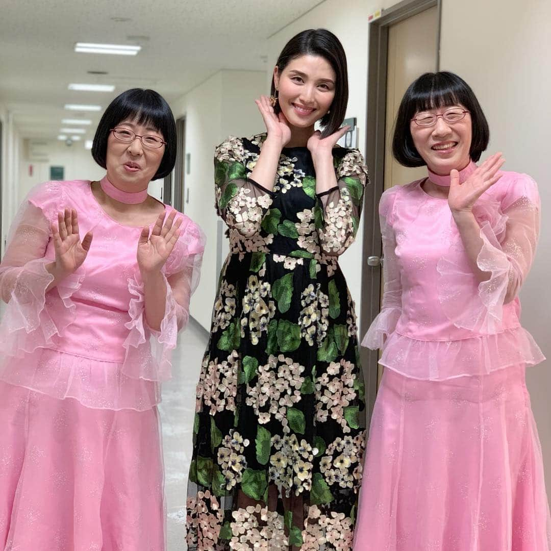 橋本マナミさんのインスタグラム写真 - (橋本マナミInstagram)「髪型が被りました。笑 おかっぱ三姉妹😂😂 #阿佐ヶ谷姉妹 さんと^_^ 昨日の #NHKスペシャル 生放送にて🥰 衣装は @chesty_official」5月1日 11時48分 - manami84808