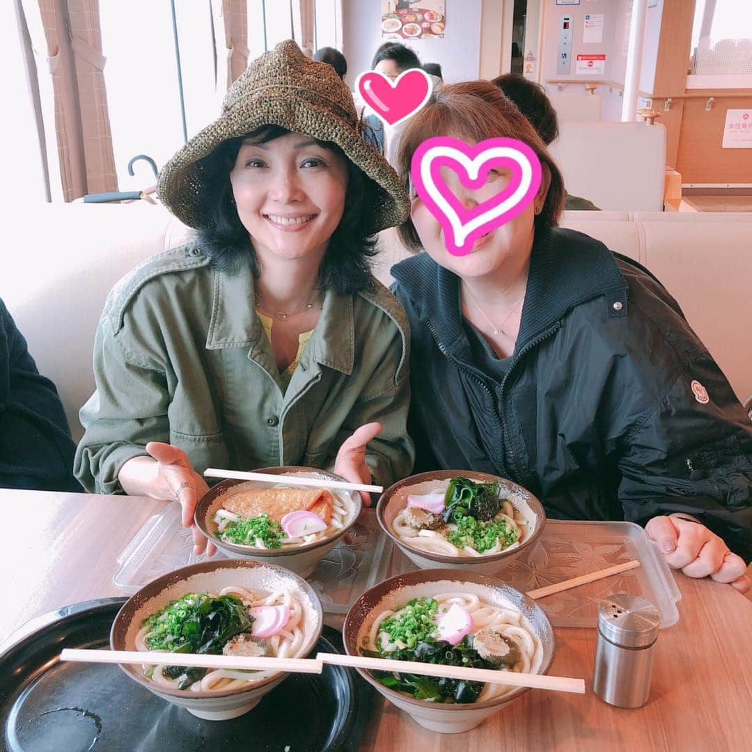 南果歩さんのインスタグラム写真 - (南果歩Instagram)「高松から小豆島までフェリー🚢 いきなり船内でうどん😊 これが旅でしょ‼️ さあ #瀬戸内国際芸術祭 ‼️ アートと自然に抱かれた旅楽しむぞ❤️ #第4回瀬戸内国際芸術祭 #世界行くべき場所ベスト10 #第2回瀬戸芸で人魚姫で参加したよ #大好きなアートフェス #南果歩アート散歩」5月1日 11時49分 - kaho_minami