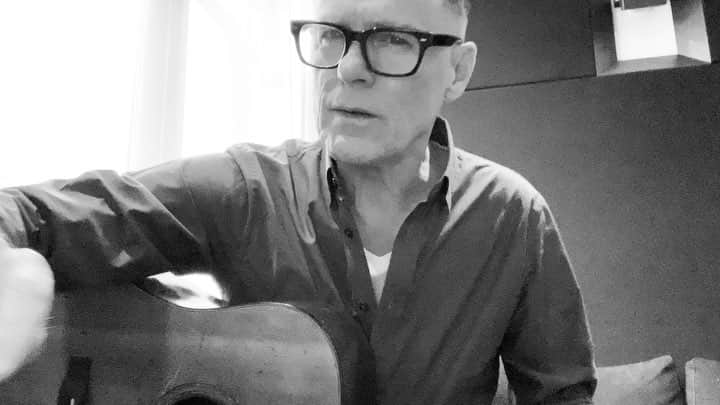 ブライアン・アダムスのインスタグラム：「Flying 🐦 #songsfromthewarehousestudio #bryanadamsroomservice」