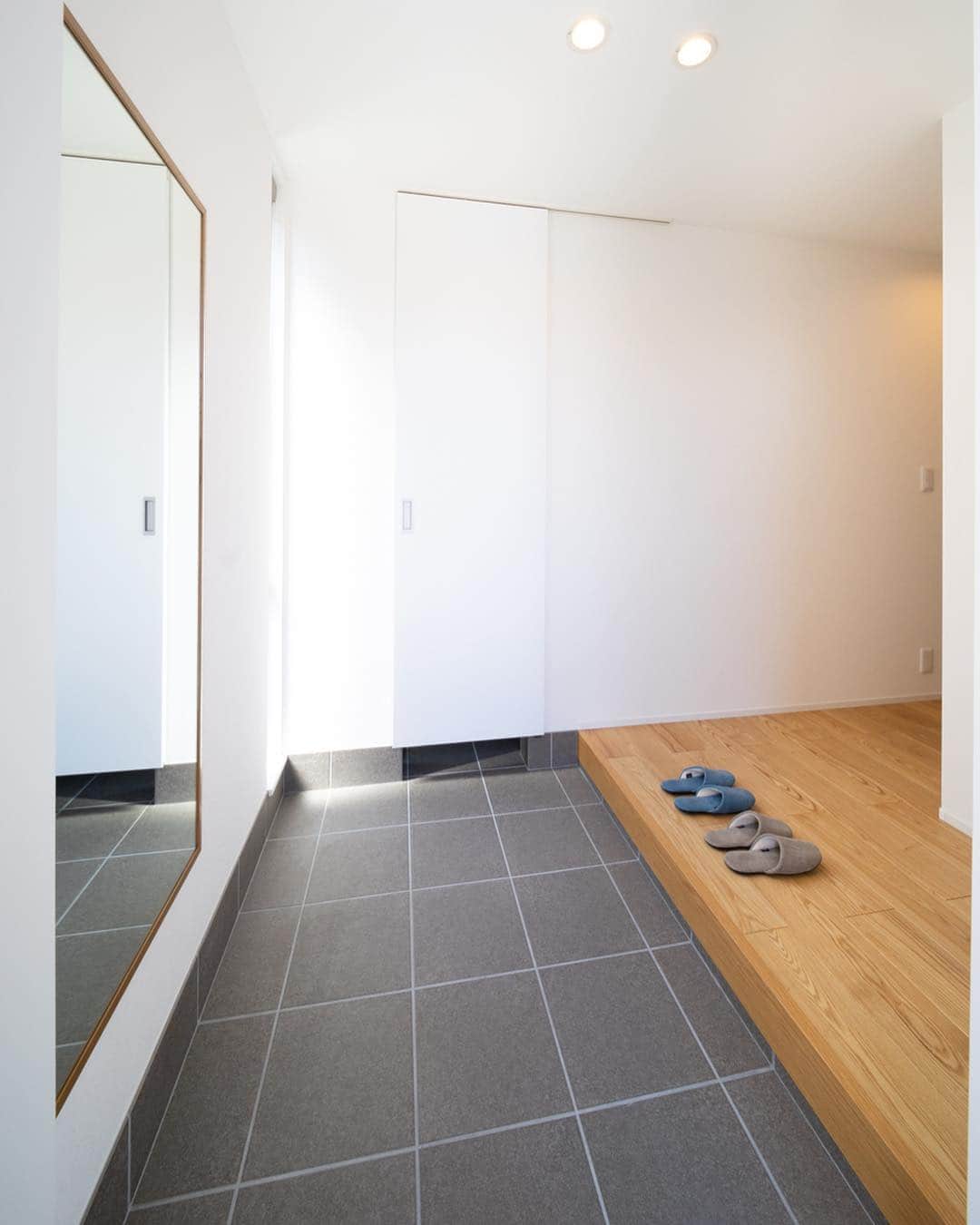 ルポハウス一級建築士事務所さんのインスタグラム写真 - (ルポハウス一級建築士事務所Instagram)「・ ・ ・ 大きな鏡と真っ白な空間が印象的な玄関。 ・ 玄関とシューズインクローゼット、ウォークインクローゼットはひと続きになり、スムーズな完璧動線！ ・ ・ ・ 𓐌𓐌𓐌𓐌𓐌𓐌𓐌𓐌𓐌𓐌𓐌𓐌𓐌𓐌𓐌𓐌𓐌𓐌  ルポハウスの施工事例はこちらまで☞ @reposhouse  𓐌𓐌𓐌𓐌𓐌𓐌𓐌𓐌𓐌𓐌𓐌𓐌𓐌𓐌𓐌𓐌𓐌𓐌 #ルポハウス は#ちょっとかっこいい家 を"友人のために" という思いでつくっています。 一生に一度の#マイホーム。 「あなたにしかできない」×「ルポハウスだからできる」で、 私たちだけの#家づくり を思いっきり楽しんでみませんか？！ ・ ・ ・ #注文住宅 #新築一戸建て #デザイナーズ住宅  #一級建築士事務所 #設計事務所 #滋賀県大津市 #滋賀県草津市 #instahouse #シューズクローク #シューズインクローゼット #クローゼット #ウォークインクローゼット #姿見 #玄関インテリア #玄関収納 #玄関ホール」5月1日 11時59分 - reposhouse