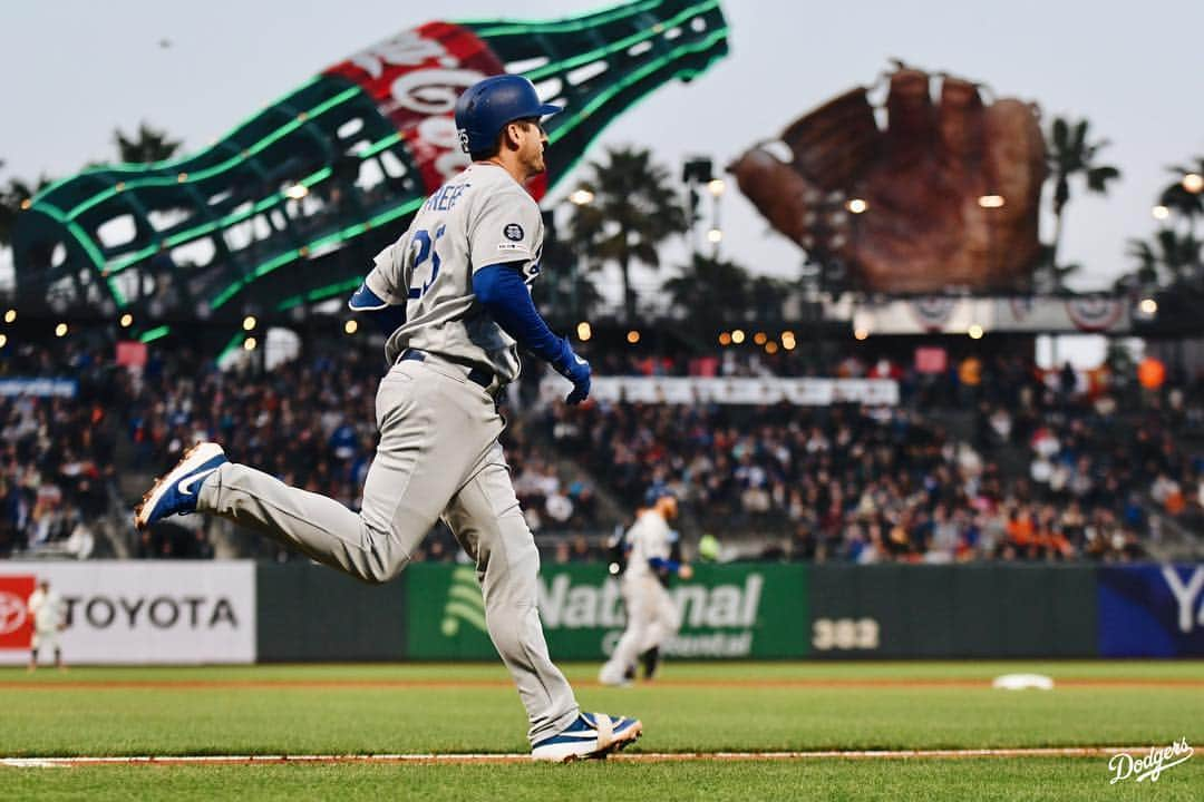 Los Angeles Dodgersさんのインスタグラム写真 - (Los Angeles DodgersInstagram)「No Freese-frame needed, it’s gone.  Swipe ⬅️ to watch the video.」5月1日 12時00分 - dodgers