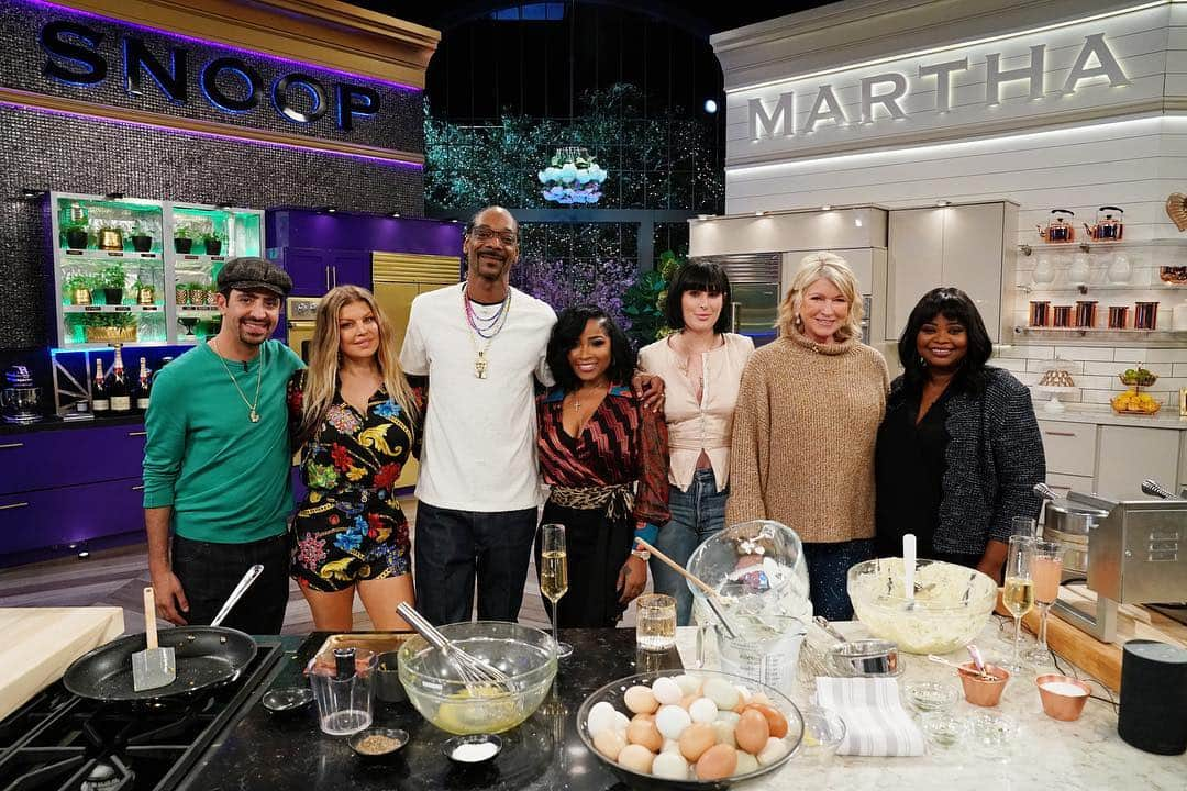 スヌープ・ドッグさんのインスタグラム写真 - (スヌープ・ドッグInstagram)「Teaming up with my girl Fergie to battle Martha Stewart & Octavia Spencer on a new @MarthaAndSnoop’s Potluck Party Challenge tomorrow at 10/9c with guest judges Rumer Willis & Toya Wright on @VH1. #MarthaAndSnoop」5月1日 11時52分 - snoopdogg