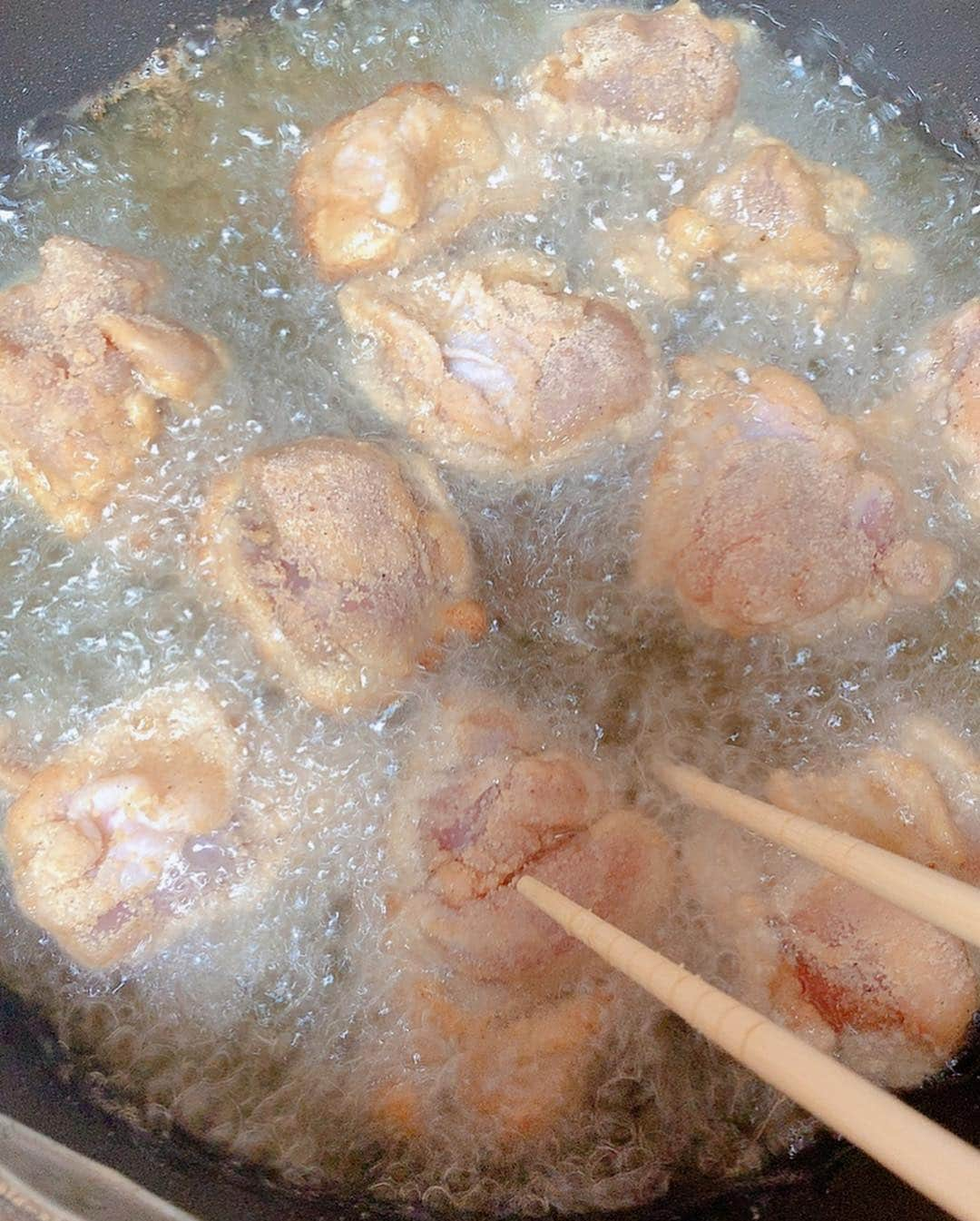 手島優さんのインスタグラム写真 - (手島優Instagram)「平成最後の晩餐はお家ご飯でした🍚  たいしたもの作ってないのだけど、ヨーコちゃんがうまいこと撮ってくれてたので載せますね🍽笑  お家でまったり最高🏠❤️ の夜でした✨  #お家ご飯 #楽しい #簡単ご飯  #平成最後の晩餐 #ヨーコちゃん」5月1日 11時55分 - tejimayuu0827