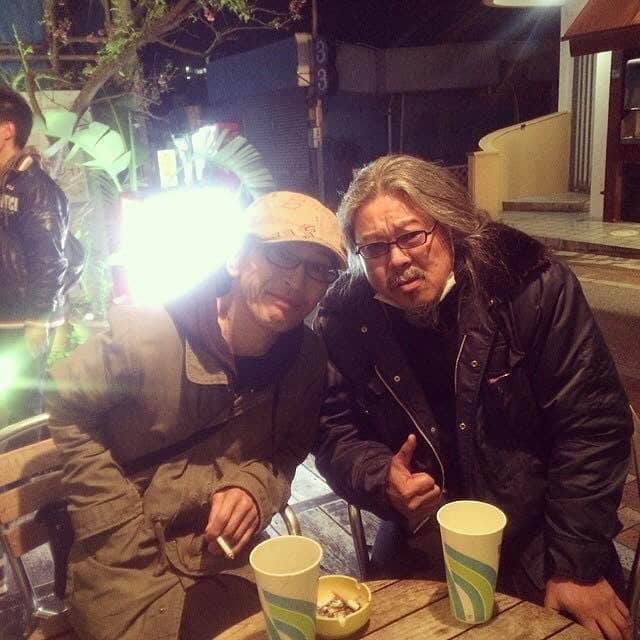 タテタカコさんのインスタグラム写真 - (タテタカコInstagram)「📣遠藤ミチロウ様📣  ミチロウさんはいつも静かに、 そして この世をつんざくように歌って 光を放って照らしてくださいました。 ミチロウさんの人間の姿の足跡、猫になった足跡🐾、爪を研いだ跡、つま弾いたギターの音、  これからもミチロウさんが各地で猫のように音も立てずに忍び足で歩く足音を聞き分けられるように、 石垣島のにゃんにゃん公園や希望ヶ丘公園のガジュマルの木から叫んでらっしゃるその声を見つけられるように、 たどり着けることのない その偉大な存在に生かされていること、まだまだ知らないミチロウさんを探して教えていただく旅を続けようと思います。 晴れ渡るミチロウさんと この世界で出会わせていただいたことに感謝申し上げます。  タテタカコ」5月1日 12時07分 - tatetakako