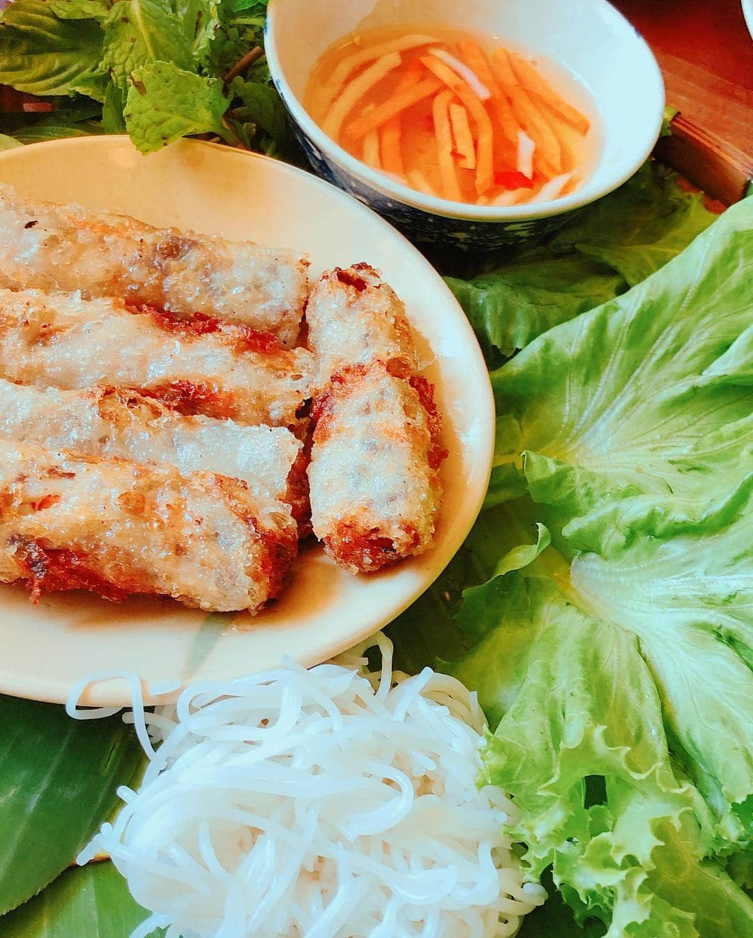 小林明実さんのインスタグラム写真 - (小林明実Instagram)「タイなのにベトナム料理🇻🇳✨ * @bambikue ちゃんオススメの お店✨ 美味しかった💖✨ * * #タイ料理 #バンコク #かわいいお店だった」5月1日 12時01分 - akemi.1177